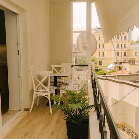 Flat In Heart Of 티라나