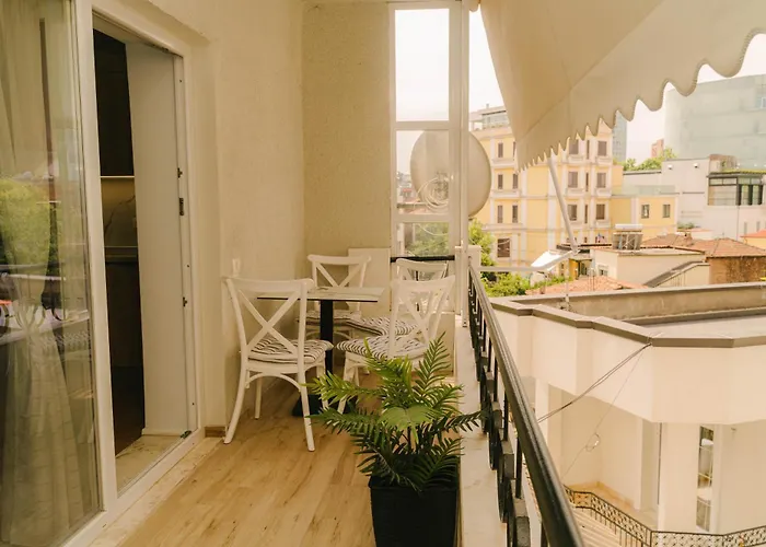 Flat In Heart Of טיראנה
