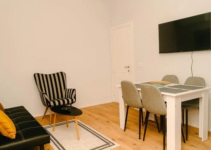 Flat In Heart Of דירה טיראנה